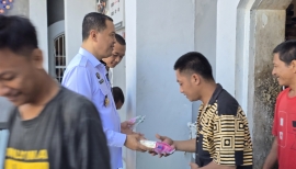 Bersih Lahir Batin! Kalapas Lumajang Bagikan 788 Paket Kebersihan demi Warga Binaan Sehat dan Bahagia