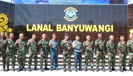 Danlanal Banyuwangi Pimpin Upacara Kenaikan Pangkat 16 Personel