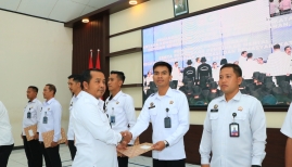 Delapan Pegawai Lapas Banyuwangi Terima Penghargaan Anugraha Wira Wibawa Dharmesti Pratama dari Menteri Imipas