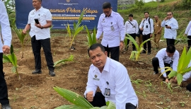 Dukung Program Ketahanan Pangan, Kalapas Banyuwangi Ikuti Penanaman Bibit Pohon Kelapa Serentak di SAE Ngajum