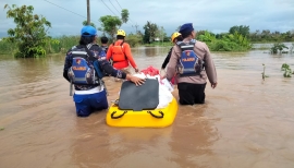 Gerak Cepat Satpolairud Polresta Banyuwangi diLokasi Banjir