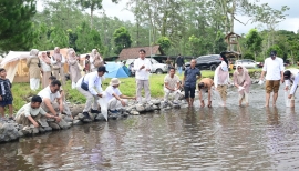 Jaga Ekosistem Sungai, Pemkab Banyuwangi Tebar Ribuan Ikan di Wisata Gerbang Raung