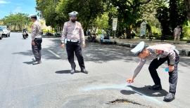 Jalan Rusak Depan Masjid Baiturahman Banyuwangi