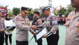 Kapolresta Banyuwangi Berikan Penghargaan kepada 43 Personel Berprestasi