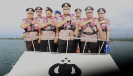 Kapolresta Banyuwangi Pimpin Tabur Bunga di Pantai Boom Peringati Hari Bhayangkara ke-79