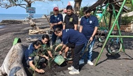 Komunitas Jurnalis Jawa Timur Tanam Puluhan Cemara di Pantai Wonosari