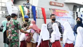 Lanal Banyuwangi ajak anak - anak vaksinasi di KRI Terapang 648 