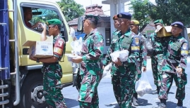 Lanal Banyuwangi Bagikan 150 Paket Bantuan untuk Sopir yang Terjebak Macet di Jalur Ketapang
