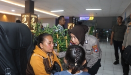 Polwan Polresta Banyuwangi Dampingi Korban Selamat KMP Tunu Pratama Jaya, Lakukan Trauma Healing