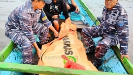 Prajurit Posal Muncar Lanal Banyuwangi Evakuasi Nelayan Meninggal Dunia di Atas KMN Umbaran