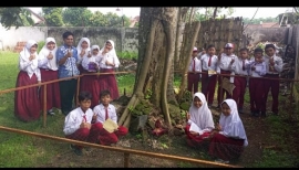 Puluhan Siswa SD Muhammadiyah 2 Pakis Pelajari Bunga Langka