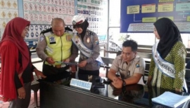 SATLANTAS POLRES BANYUWANGI BUKA STAND PELAYANAN SIM. DI MALL PELAYANAN PUBLIK