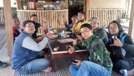 Silaturahmi Rekan Media Bersama "Agung Putu" Ketua PAC PDI Perjuangan" Desa Licin di "Warung KEDOKAN"