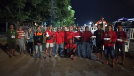 Sopir Logistik Tertahan Antrian Hingga 2 Hari. KPK Bagikan 300 Nasi Kotak Kepada Sopir Yang Terdampak