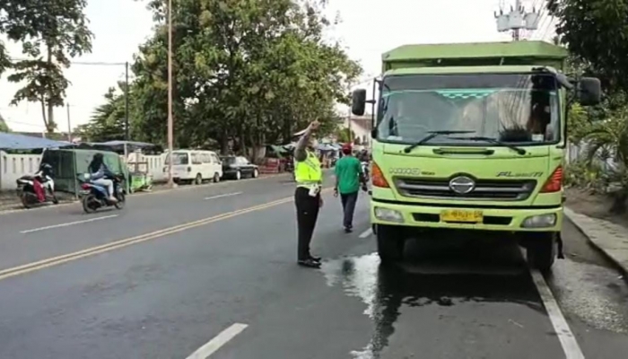 Berpotensi Laka. Satlantas Polresta Banyuwangi Sidak Truk/Tronton Parkir Bahu Jalan