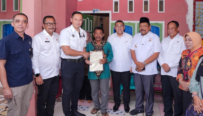 Bersama Menko AHY Serahkan Sertipikat Tanah untuk Rakyat di Bengkulu, Wamen Ossy Apresiasi Peran Pemerintah Da