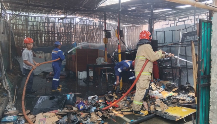 Di Duga Gas Elpiji Bocor Gudang Perabotan Di Lahap Si Jago Merah