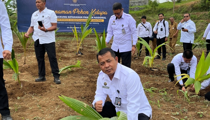 Dukung Program Ketahanan Pangan, Kalapas Banyuwangi Ikuti Penanaman Bibit Pohon Kelapa Serentak di SAE Ngajum