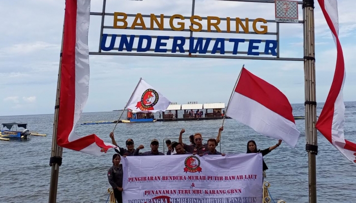 GBNN Banyuwangi Kibarkan Bendera diBawah Laut