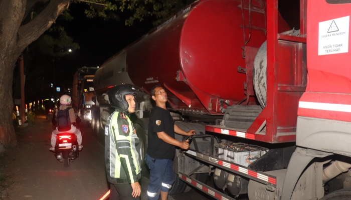 Gercep!!! Polresta Banyuwangi Tangani Truk Mogok di Tengah Lonjakan Arus ke Pelabuhan Ketapang
