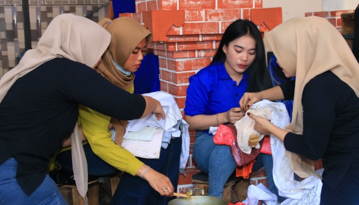 Hari Batik Nasional, Warga Binaan Lapas Banyuwangi Berbagi Ilmu Membatik kepada Masyarakat