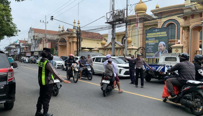 Humanis dan Sigap; Polwan Polresta Banyuwangi Amankan Salat Jumat; Berikan rasa aman ke jemaah