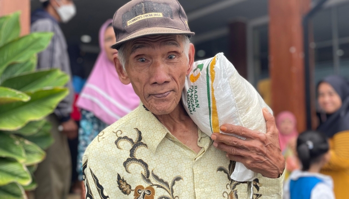 Jelang HBKN BULOG Cabang Banyuwangi Salurkan Beras Bantuan Pangan