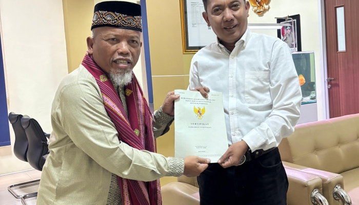 Kantor Pertanahan Banyuwangi Serahkan Sertipikat Wakaf untuk Yayasan Alfatah Mannan