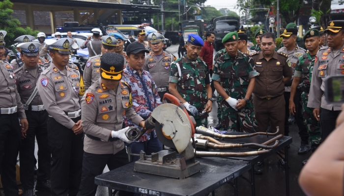 Kapolres Bondowoso Pimpin Apel Gelar Pasukan Operasi Lilin Nataru 2025, Dilanjutkan Press Release Akhir Tahun