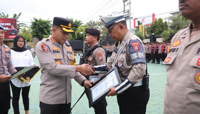 Kapolresta Banyuwangi Berikan Penghargaan kepada 43 Personel Berprestasi