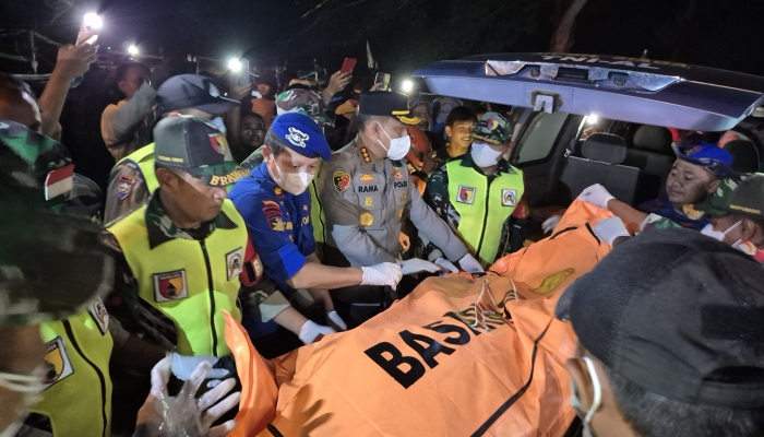 Kapolresta Banyuwangi Pimpin Langsung Evakuasi; diduga Jenazah Korban ke-13 KMP Tunu Pratama Jaya di Teluk Ba