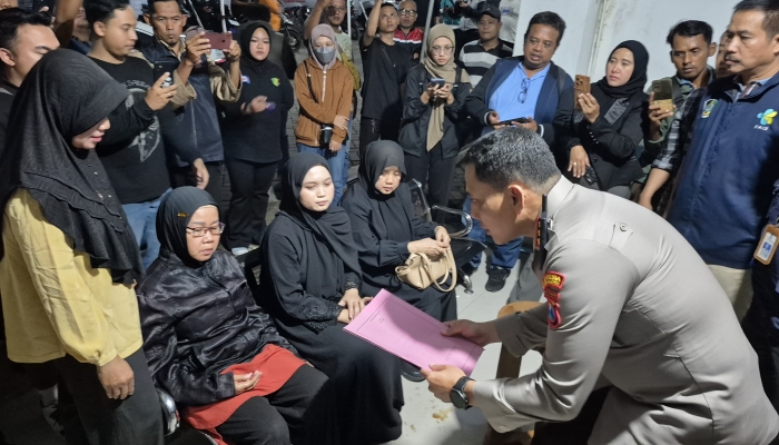 Kapolresta Banyuwangi Serahkan Korban KMP Tunu Pratama Jaya Asal Malaysia kepada Keluarga untuk Dimakamkan