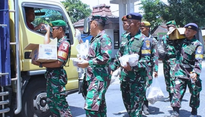 Lanal Banyuwangi Bagikan 150 Paket Bantuan untuk Sopir yang Terjebak Macet di Jalur Ketapang