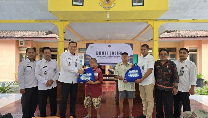 Lapas Kelas IIB Lumajang Salurkan 50 Paket Sembako kepada Warga Pasirian