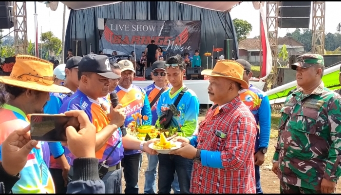 Launching PBB di Warnai Dengan Potong Tumpeng di Gunung Menyan Desa Kalibaru Wetan