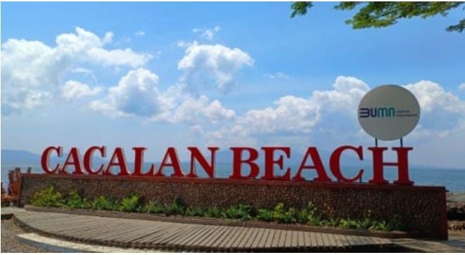 Libur Tahun Baru Pantai Cacalan Dipadati Ribuan Wisatawan