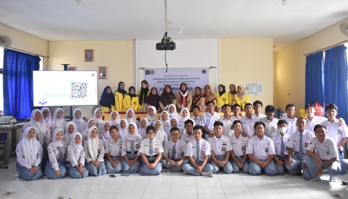 Mahasiswa Prodi S1 K3 UI Edukasi Keselamatan dan Kesehatan di SMAN 6 Depok 