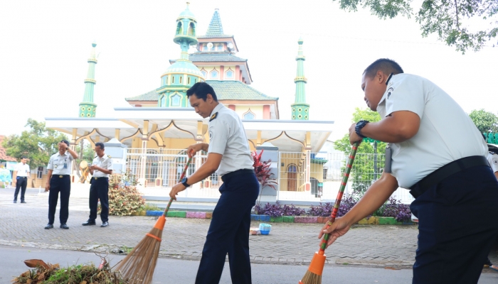 Masjid Dekat SAE Paswangi Jadi Sasaran Aksi Bersih-bersih Warga Binaan
