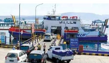 Menjelang Idul Fitri. Pelabuhan Ketapang Banyuwangi dipadati kendaraan pribadi