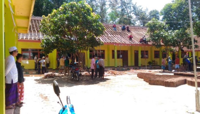 Miris !! Gedung Madrasah hampir ambruk. Pemkab bondowoso terkesan tutup mata