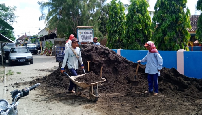 Miris!! Setelah diprotes warga. Baru pasir bercampur tanah diganti