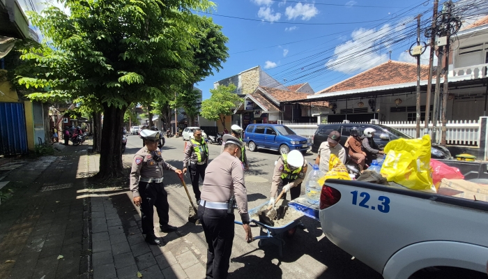 Peduli Keselamatan, Polresta Banyuwangi Laksanakan Tambal Jalan Berlubang