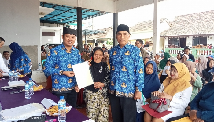 Penantian Warga Desa Kenjo Berakhir, 300 Sertifikat PTSL Dibagikan