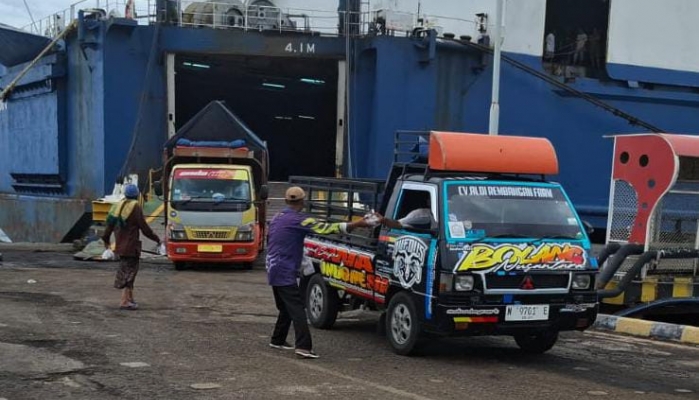 Pengurus Armada Pelabuhan Tanjungwangi Bagikan 300 Nasi Bungkus