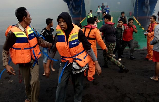 PROSES EVAKUASI PENUMPANG KM LABITRA ADINDA YANG TERBAKAR DISELAT BALI