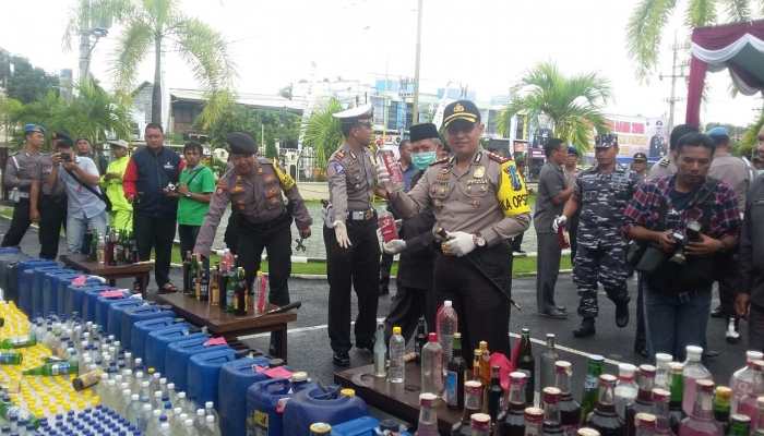 RIBUAN LITER MIRAS DAN KNALPOT BLONG DIMUSNAHKAN POLRES BANYUWANGI