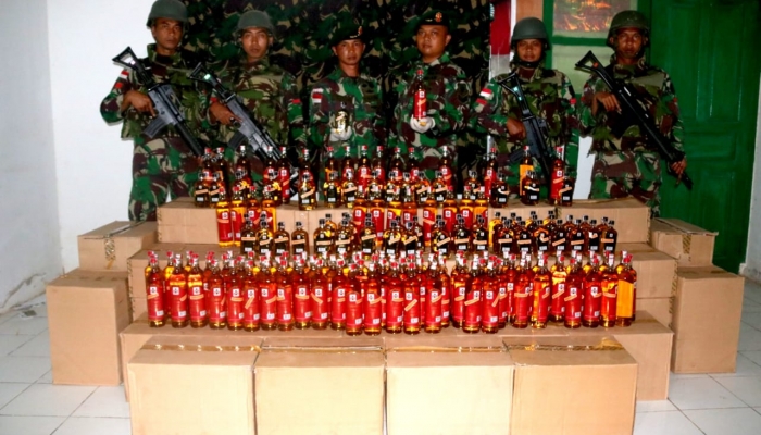 Satgas Yonif MR 411 Kostrad Amankan 2.040 Botol Miras Illegal di Perbatasan RI-PNG