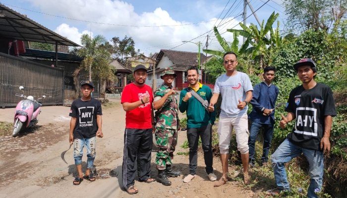 Sertu.Moh.rojikin bersama Kelompok MaPan. Adakan giat jum’at bersih