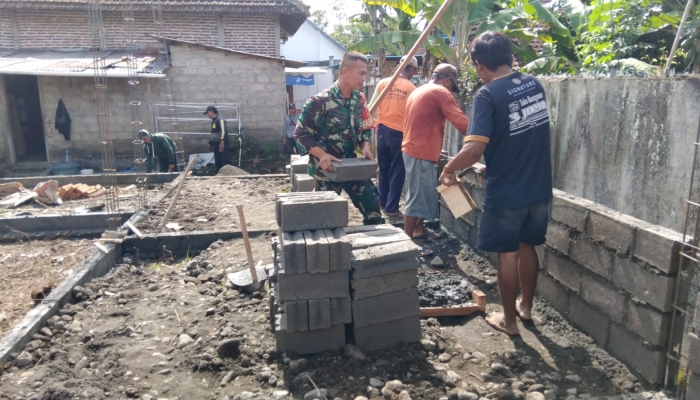 Sinergi TNI Bersama Rakyat, Babinsa Bantu Bangun Rumah Warga