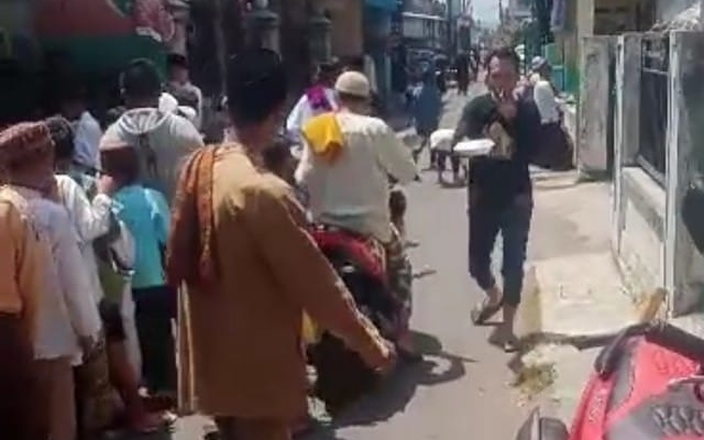 Tim Media Semangat Berbagi Makanan di Jumat Berkah 